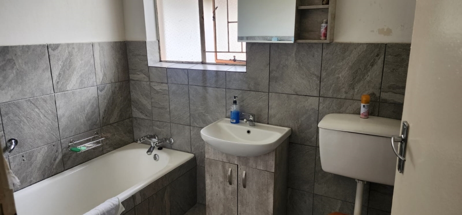 To Let 5 Bedroom Property for Rent in Roodia Free State